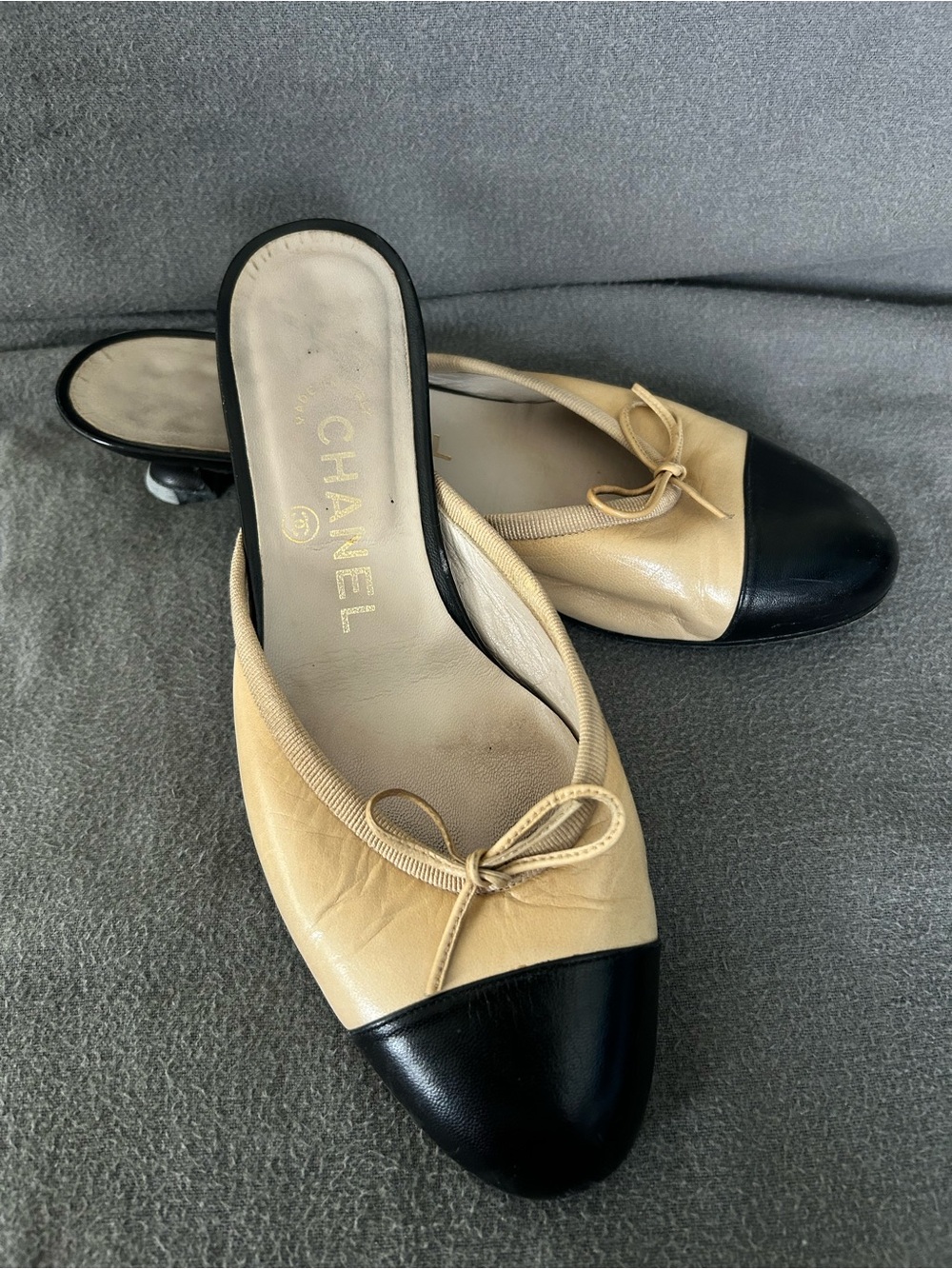 Vtg CHANEL Two Tone Beige Black Lambskin CC Cap Toe Kitten Heel Mules 37 US 6.5